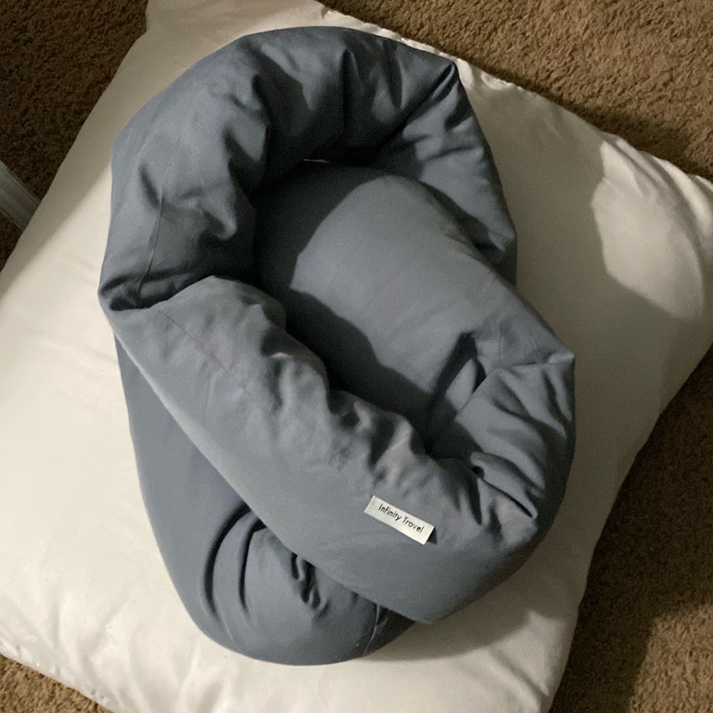 Huzi Infinity Neck Pillow Scarf - Grey